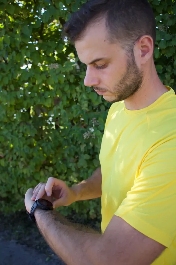 CedricS Coaching regarde sa montre, il attend votre message